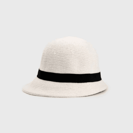 Sombrero de lana con lazo